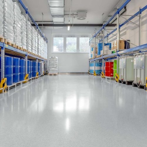 Belastbarer, mit Flurfördergeräten befahrbarer, verschleißfester Industrieboden im Lagerbereich Belastbarer, mit Flurfördergeräten befahrbarer, verschleißfester Industrieboden im Lagerbereich